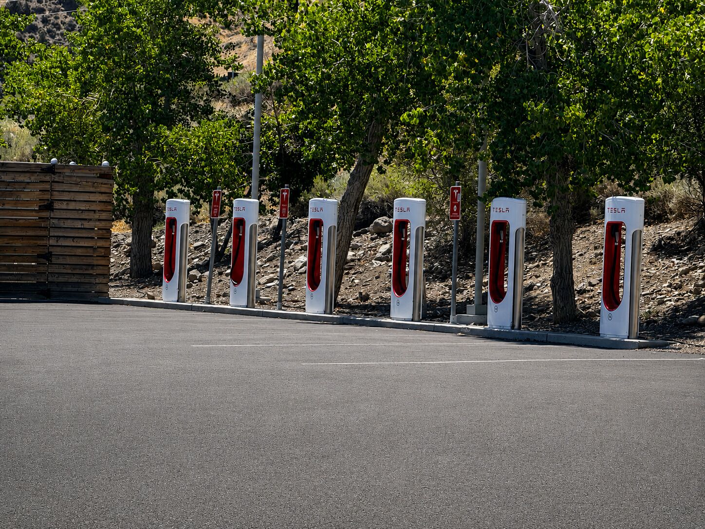 Una fila di stazioni di ricarica per auto elettriche Tesla lungo la strada.