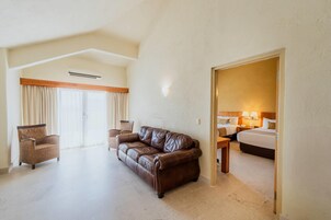 Suite, 2 Doppelbetten, Nichtraucher | Hochwertige Bettwaren, Zimmersafe, Schreibtisch