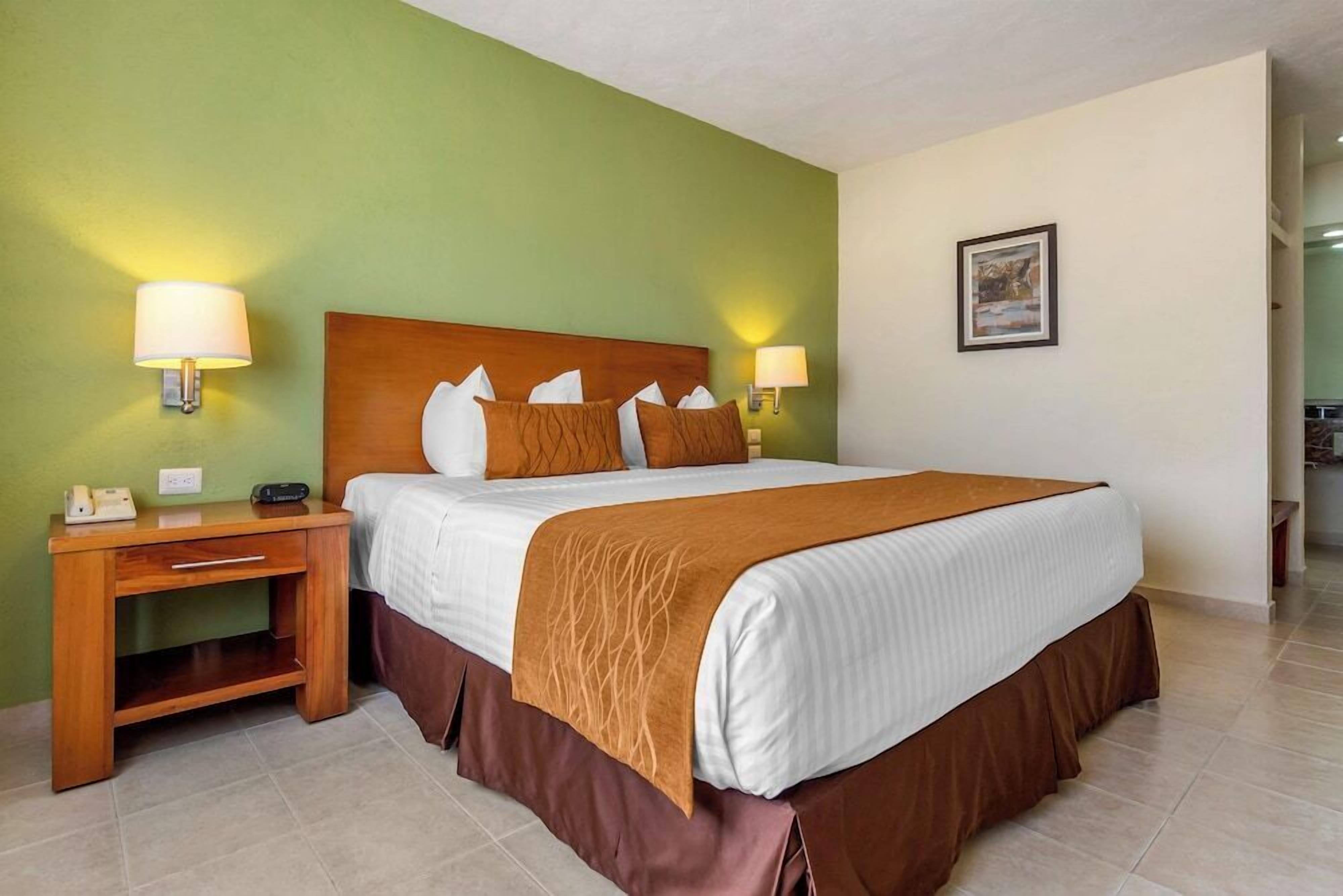 Premium bedding, in-room safe, desk, laptop workspace