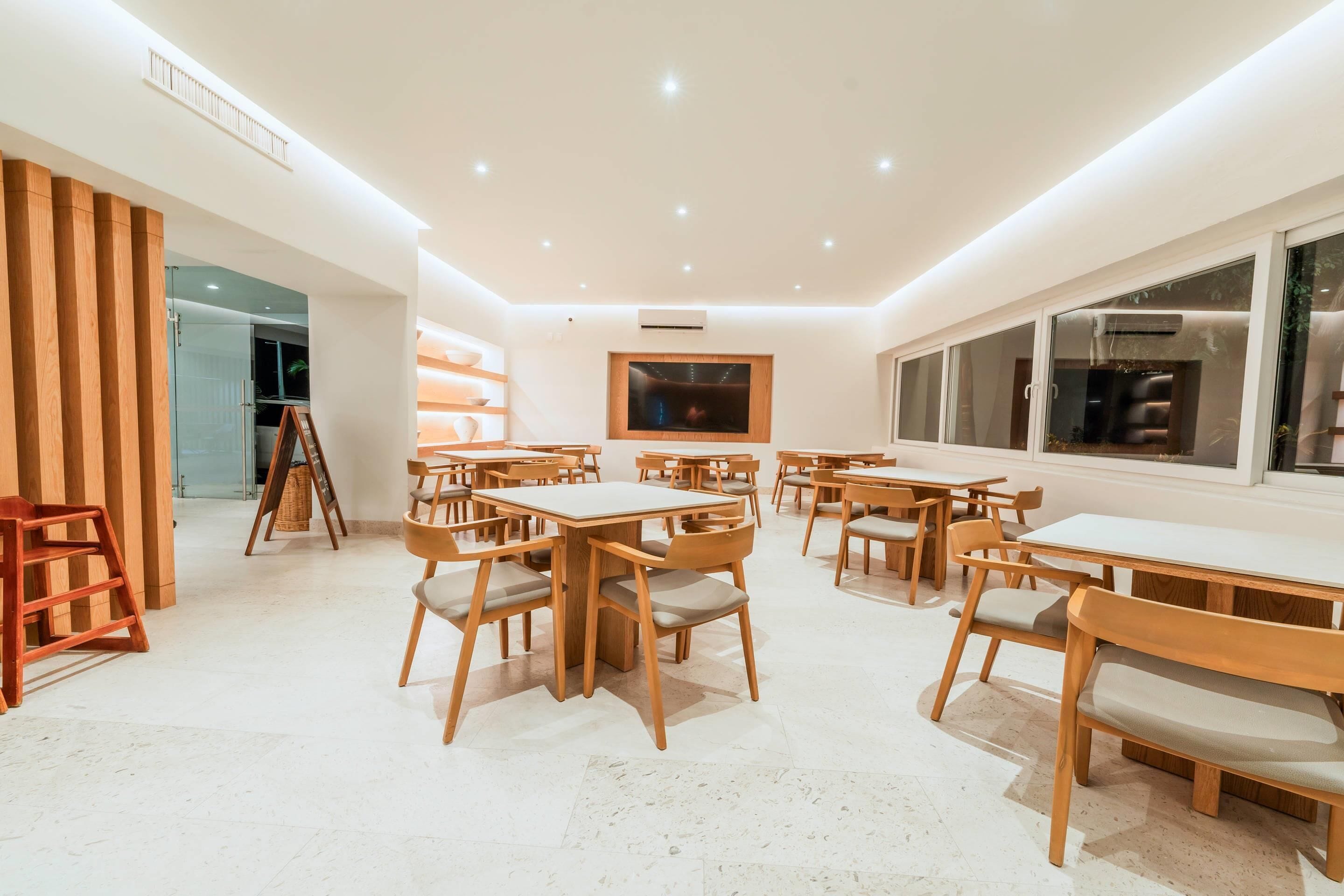 供应早餐、午餐和晚餐，国际美食