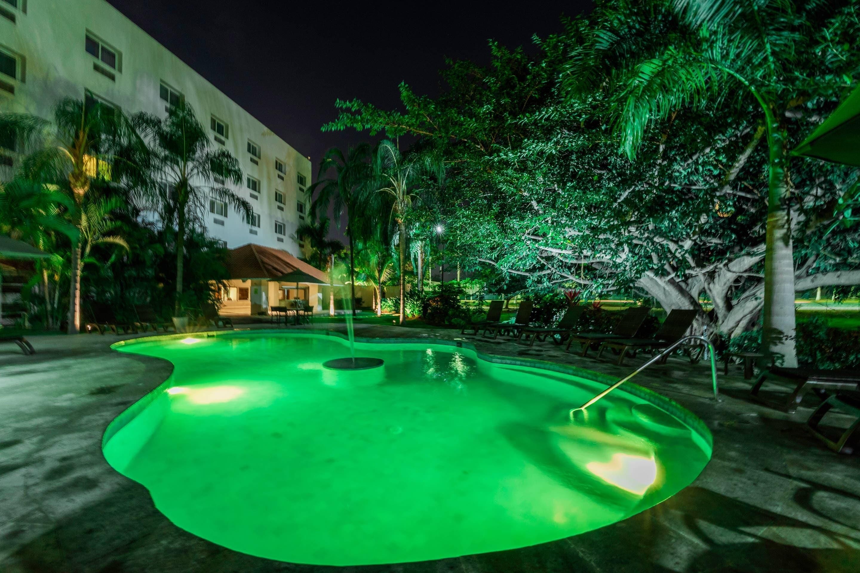 Piscine extérieure, chaises longues