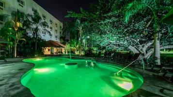 Outdoor pool, pool loungers