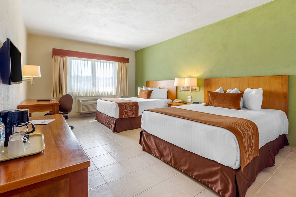 1 Schlafzimmer, hochwertige Bettwaren, Zimmersafe, Schreibtisch