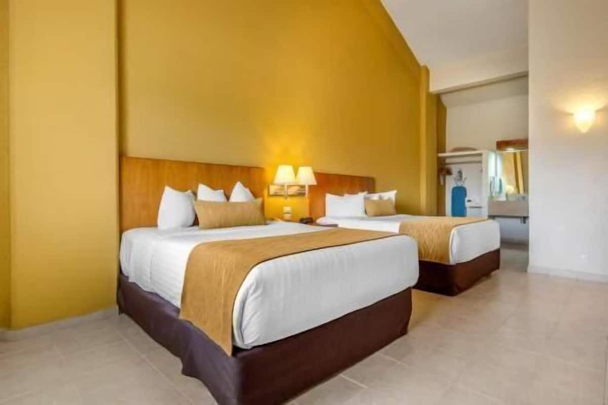 Premium bedding, in-room safe, desk, laptop workspace