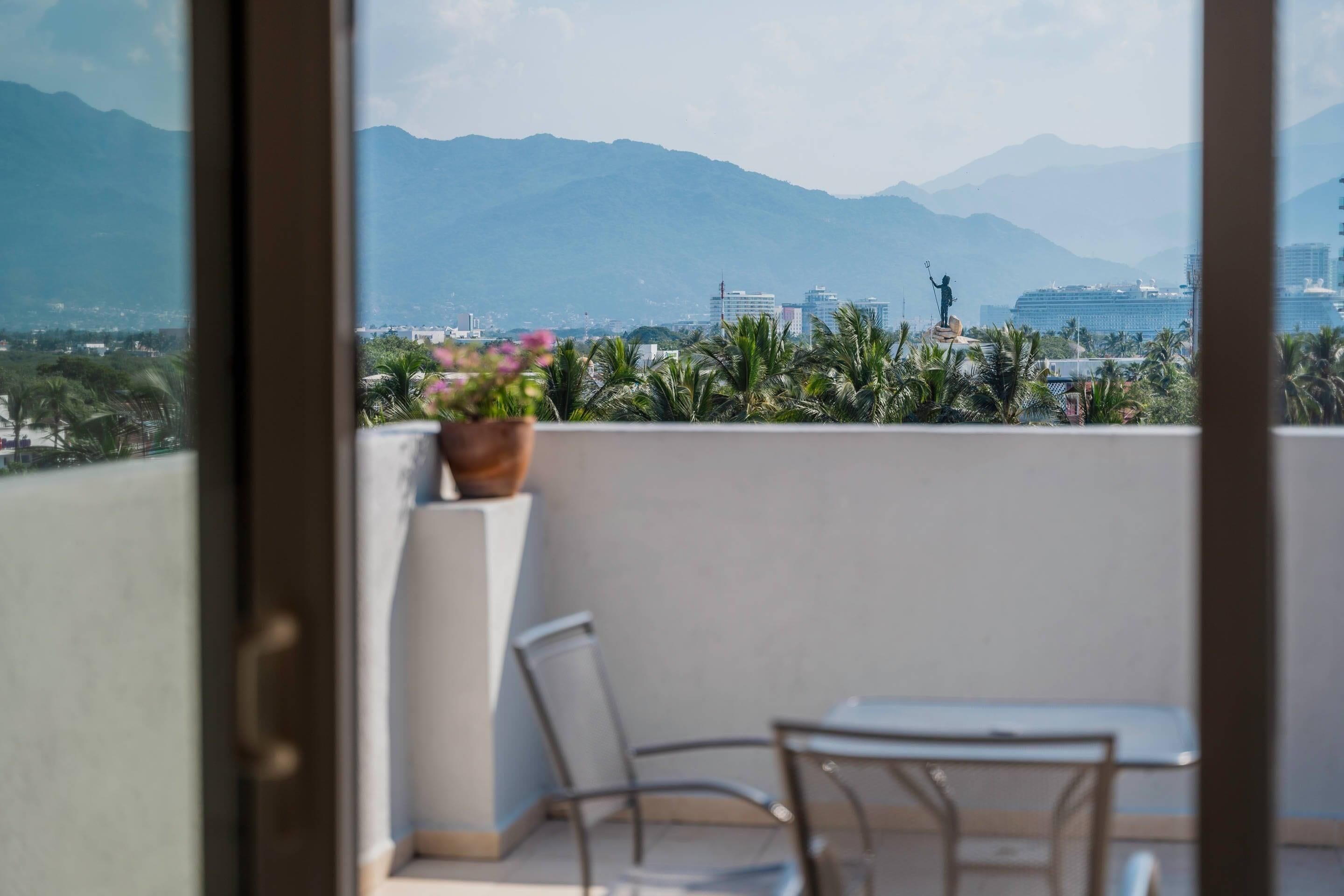 Ropa de cama de alta calidad y caja de seguridad en la habitación 