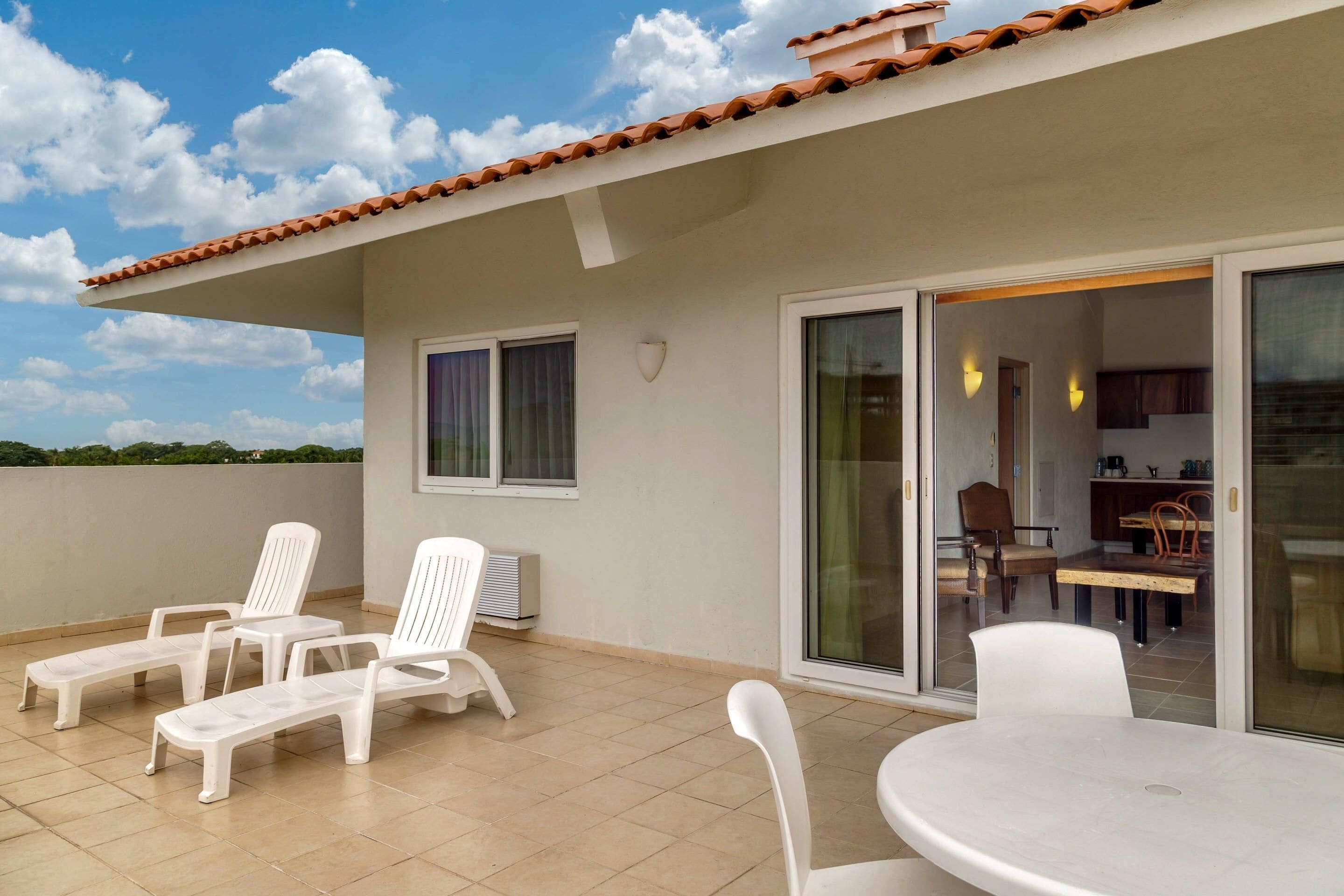 Suite familiar, para no fumadores (2 Rooms, 2 Double beds with Sofa bed) | Ropa de cama de alta calidad y caja de seguridad en la habitación 