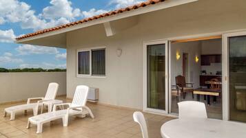 Suite familiar, para no fumadores (2 Rooms, 2 Double beds with Sofa bed) | Ropa de cama de alta calidad y caja de seguridad en la habitación