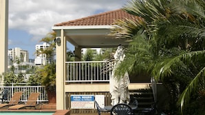 Outdoor pool, pool loungers - Inn Cairns Boutique Apartments (Cairns)