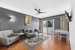 Appartement familial, 2 chambres | Cuisine privée | Réfrigérateur grande capacité avec congélateur, four à micro-ondes