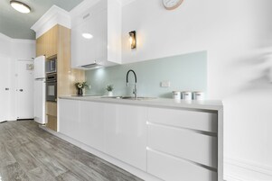 Refrigerador con freezer, microondas, tostadora, artículos de limpieza