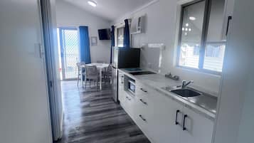 Hytte, 2 soverom, havutsikt | Eget kjøkken | Kjøleskap, mikrobølgeovn og kjøkkenutstyr