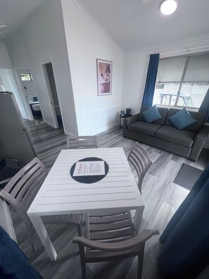 小屋, 2 間臥室, 海景 | 客廳 | 電視