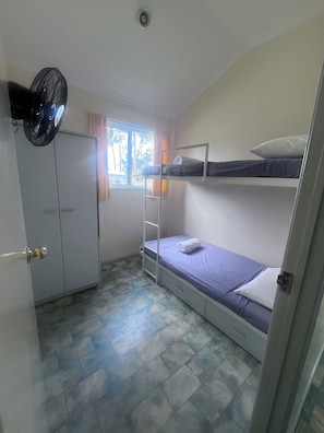 Cabin, nhiều giường, quang cảnh vườn | Phòng tắm | Buồng tắm vòi sen, khăn tắm