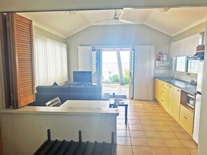 豪華開放式客房, 1 張加大雙人床及 1 張梳化床, 海景 | 嬰兒床 (收費)、床單