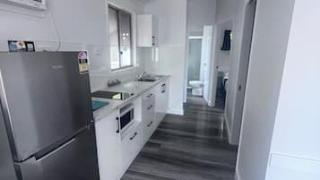 Cabaña, 2 habitaciones, vistas al mar | Cocina básica privada | Frigorífico, microondas y utensilios de cocina