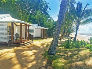 Deluxe Studio, 1 Queen Bed with Sofa bed, Ocean View | Cribs/infant beds, bed sheets - Ellis Beach Oceanfront Bungalows (Ellis Beach)