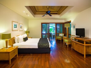 In-room safe, iron/ironing board, free WiFi, bed sheets - Green Island Resort (Green Island)