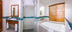 Suite, 1 King-Bett | Badezimmer