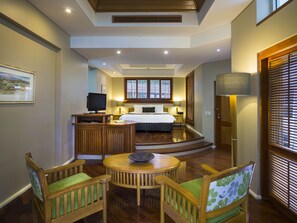 Suite, 1 King-Bett | Zimmersafe, Bügeleisen/Bügelbrett, kostenloses WLAN, Bettwäsche