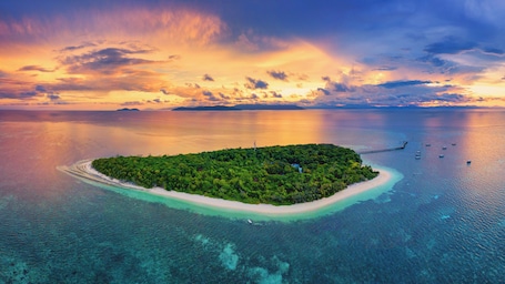 White sand, scuba diving, snorkelling, kayaking. Green Island Resort