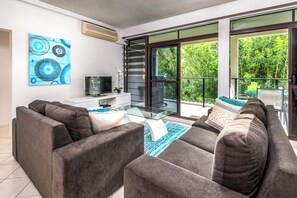 家庭公寓, 3 间卧室 | 起居区 | 55-英寸智能电视（配备数码频道）