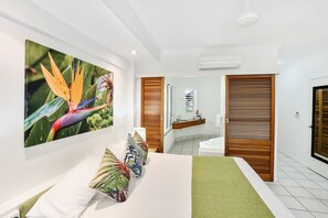 Suite superior (Spa) | Cortinas blackout, tabla de planchar con plancha y wifi gratis 