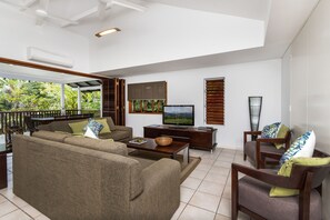 Apartment, 2 Bedrooms | Blackout curtains, iron/ironing board, free WiFi, bed sheets - The Reef Retreat (Palm Cove)
