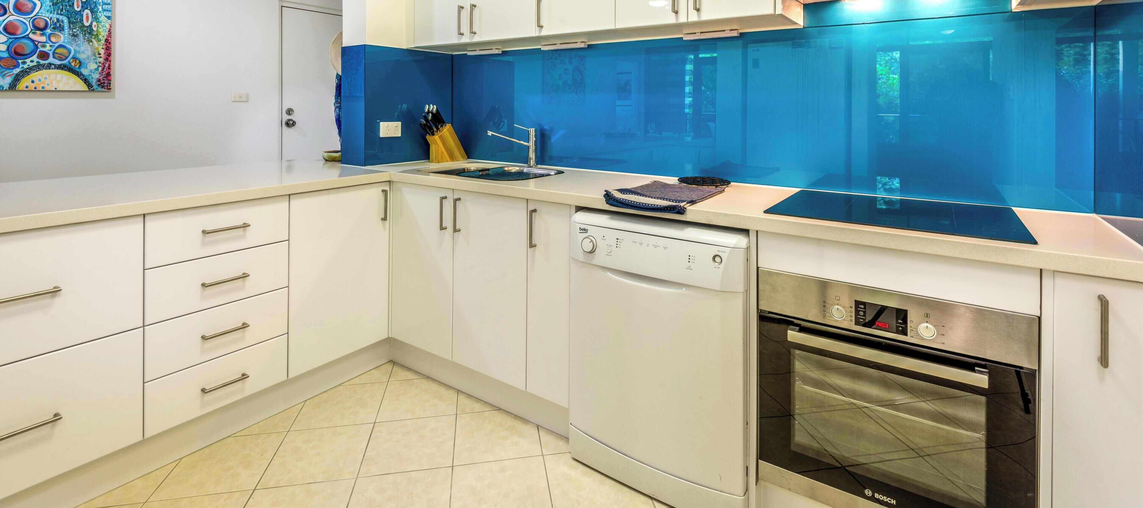 Family Apartment, 3 Bedrooms | Private kitchen | Microwave, stovetop, toaster, cookware/dishes/utensils
