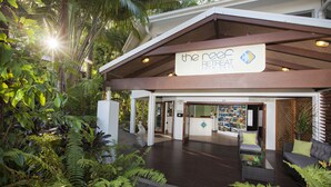 A resort entrance with a sign reading "The Reef Retreat Palm Cove." - The Reef Retreat (Palm Cove)