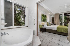Superior Suite (Spa) | Bathroom | Free toiletries, hair dryer, towels, soap - The Reef Retreat (Palm Cove)