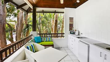 Superior Suite (Spa) | Private kitchen | Microwave, stovetop, toaster, cookware/dishes/utensils