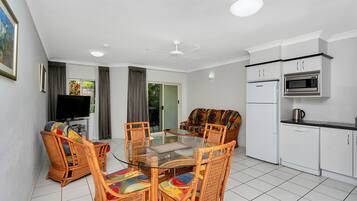 Full-sized fridge, microwave, oven, stovetop