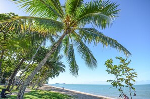 On the beach - Beachfront Apartments on Trinity Beach (Trinity Beach)