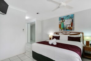 Roupas de cama premium, cofres nos quartos, escrivaninha