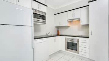 Full-sized fridge, microwave, oven, stovetop