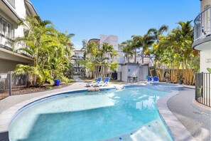 Outdoor pool, sun loungers - Beachside Mooloolaba (Mooloolaba)
