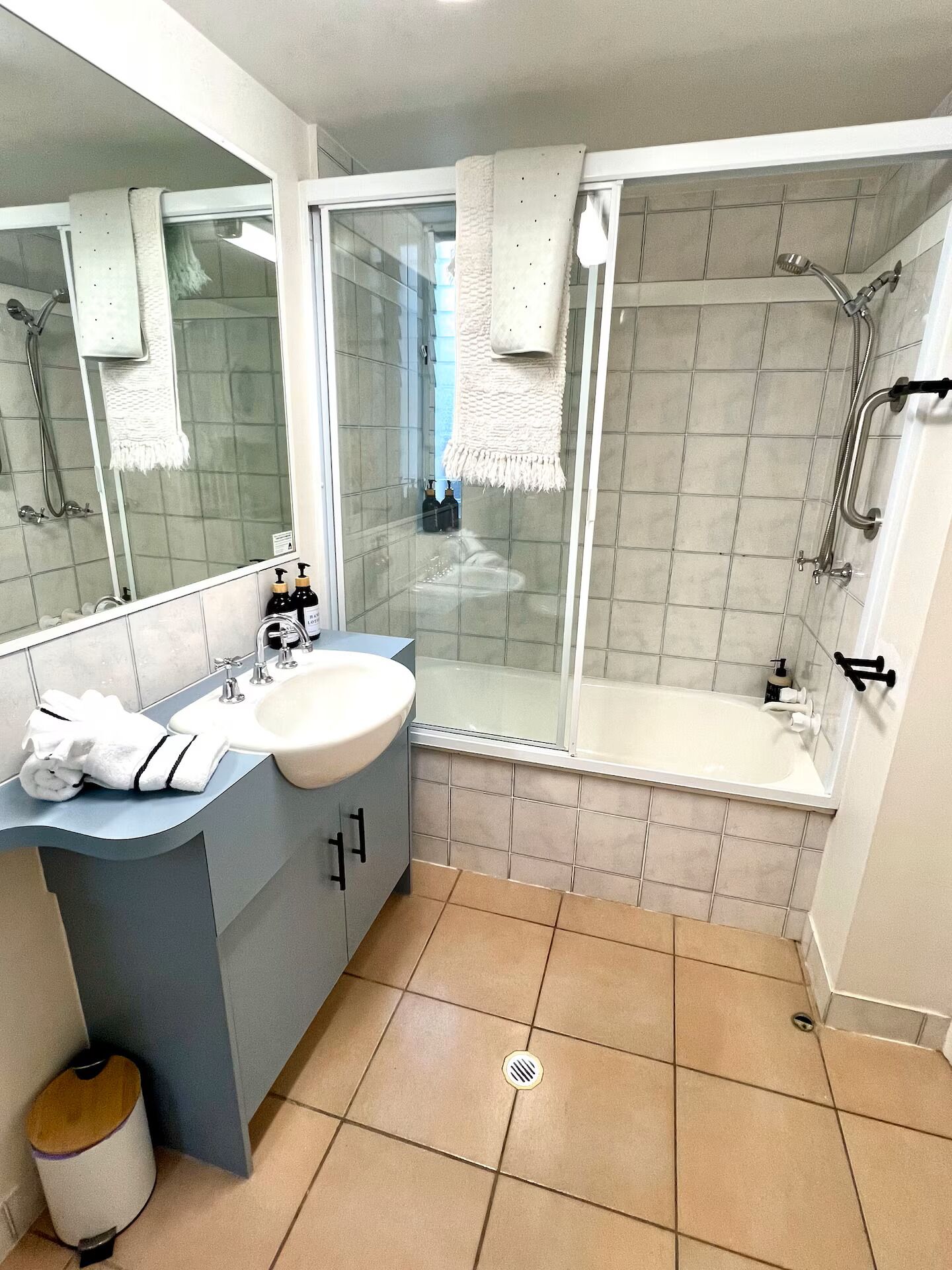 Une salle de bain moderne avec une douche à parois de verre, un lavabo et une baignoire.
