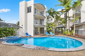 Outdoor pool, sun loungers - Beachside Mooloolaba (Mooloolaba)