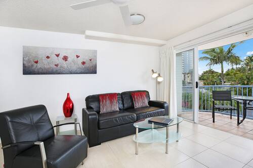 Superior One Bedroom Apartment | Living room