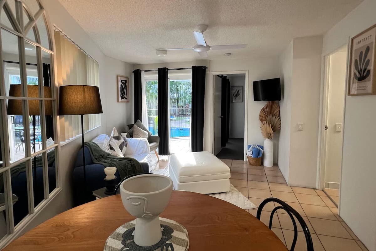 Superior Apartment, 1 Queen Bed with Sofa bed, Pool View | Living area