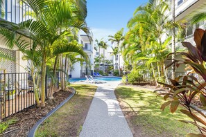 Outdoor pool, sun loungers - Beachside Mooloolaba (Mooloolaba)