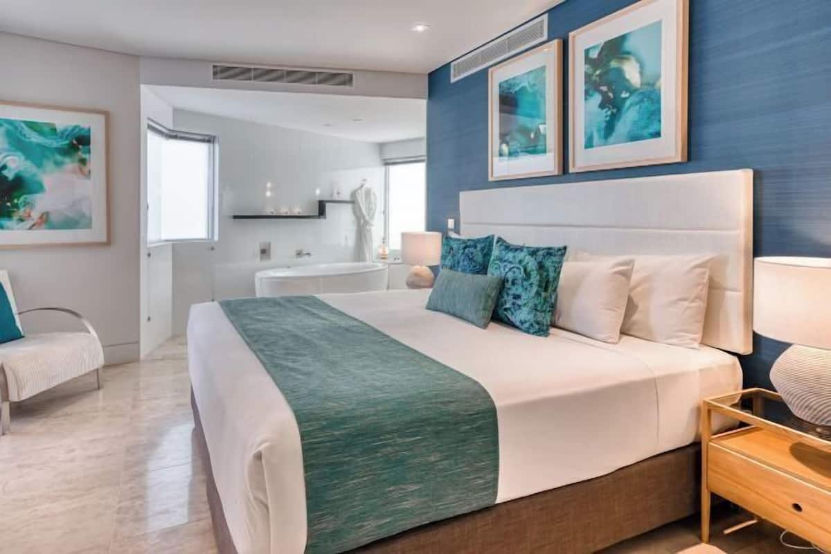 Ropa de cama de alta calidad y minibar 