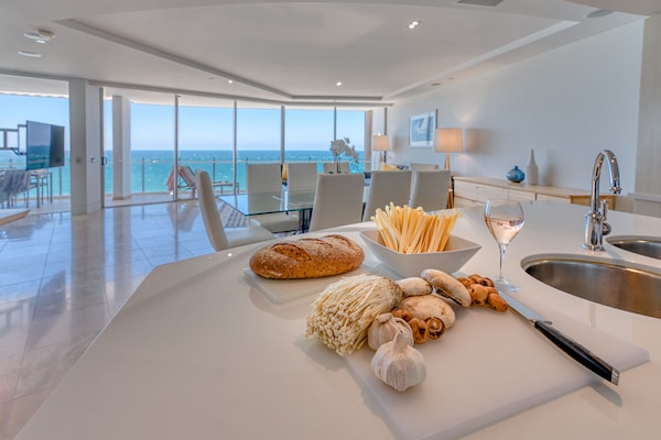 Three Bedroom Superior with Ocean Views | Private kitchen