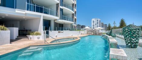Piscina a l'aire lliure, para-sols i gandules