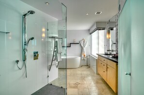 Shower, rainfall showerhead, designer toiletries, hair dryer - Oceans Mooloolaba (Mooloolaba)