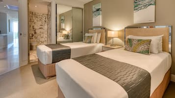 Habitación de hotel con dos camas, pared de mármol y obras de arte en las paredes.