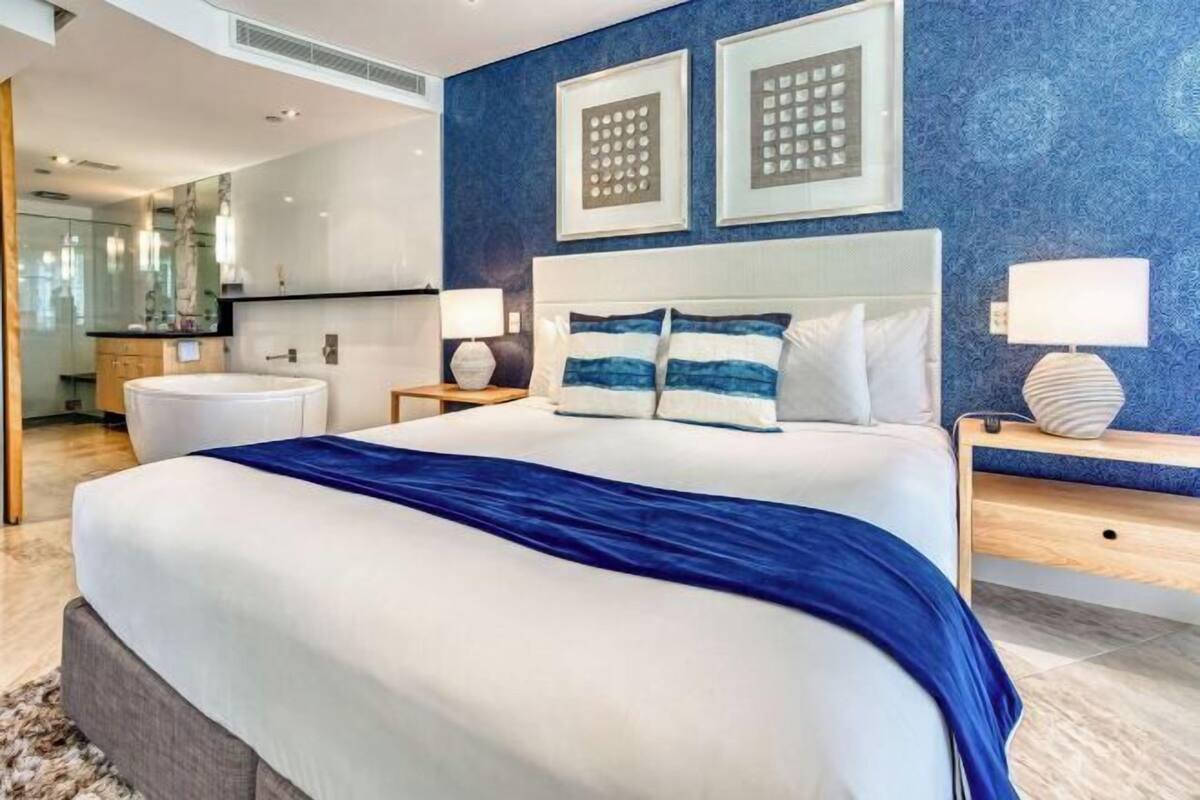Ropa de cama de alta calidad y minibar 
