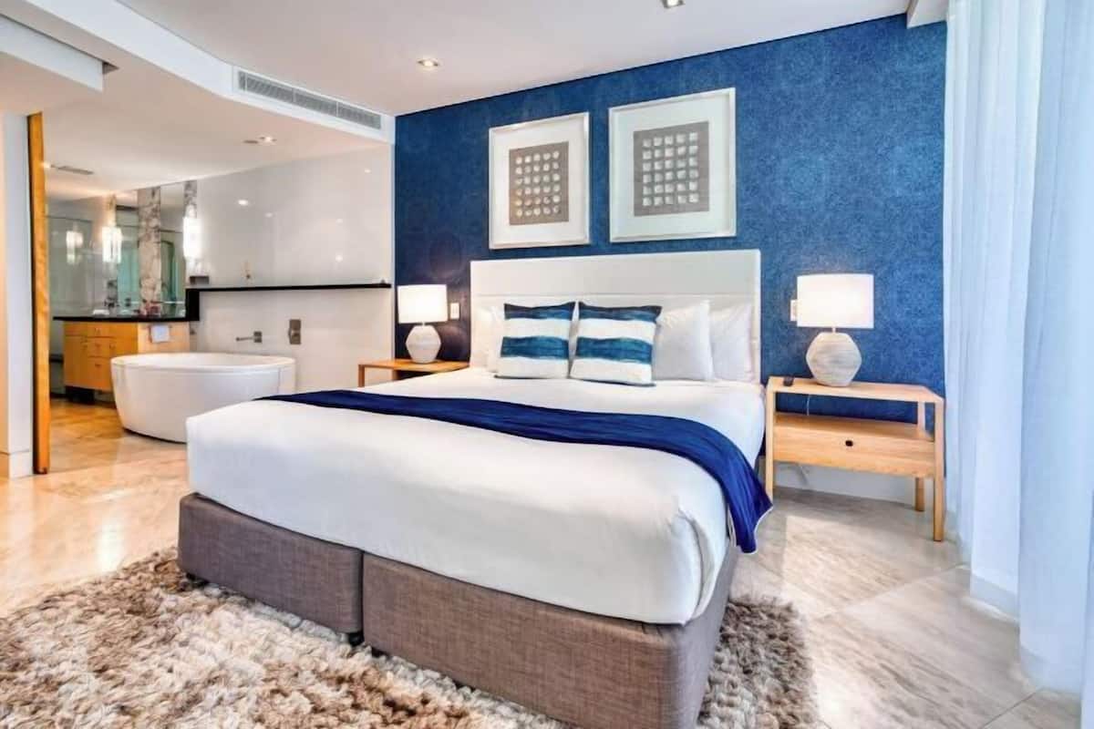 Ropa de cama de alta calidad y minibar 