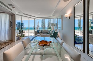 Suite, 2 Bedrooms | Ruang tamu | 50 inci televisyen dengan satelit