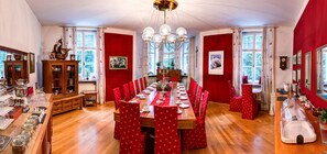 Desayuno buffet (EUR 12 por persona) 